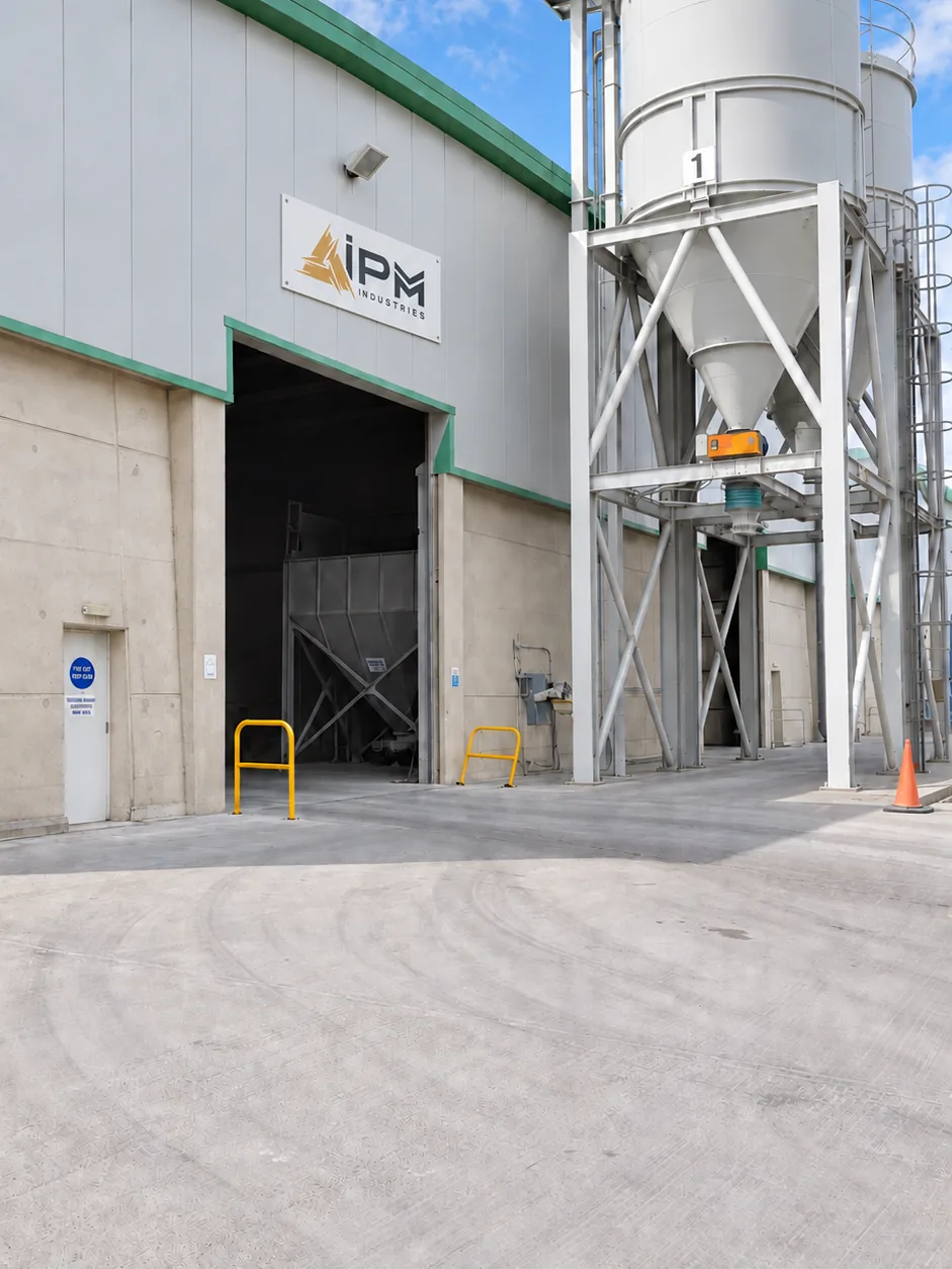 Covered bulk storage bay